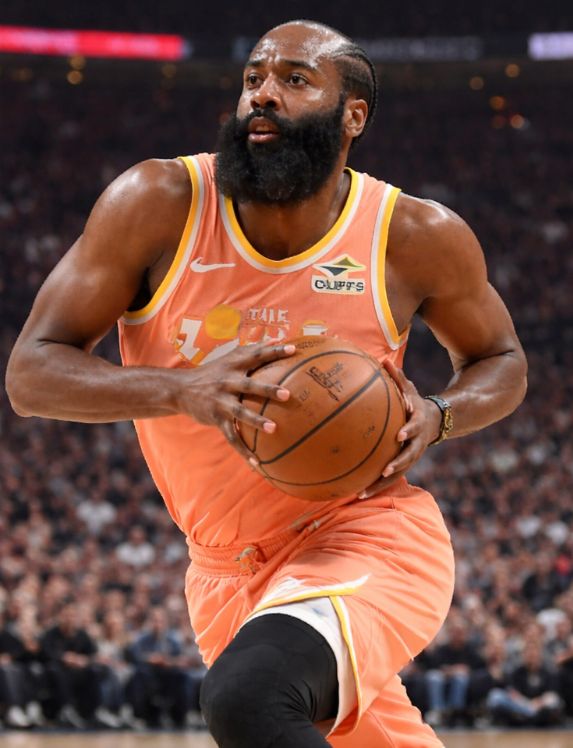 一夜多项纪录被刷新：哈登里程碑之战，约基奇三双再封神